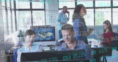 Ofiste bilgisayarla çalışan çeşitli iş adamlarının mali verilerinin resmi. ekonomi, finans, iş ve teknoloji konsepti dijital olarak oluşturulmuş imaj.