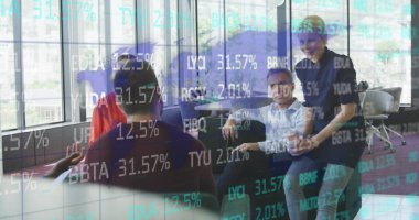 Toplantıda farklı iş adamlarının veri işleme görüntüsü. küresel iş ve dijital arayüz kavramı dijital olarak oluşturulmuş görüntü.