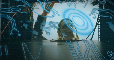 Beyaz adamın bilgisayar kablolarını kontrol ettiği veri işleme görüntüsü. bilgisayarlar, ağ, veri işleme ve dijital arayüz kavramı dijital olarak oluşturuldu.