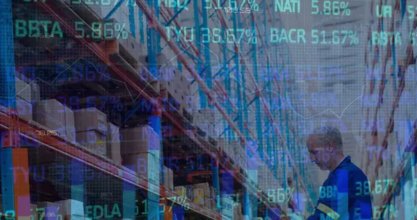 Finansal veriler ve beyaz erkek depo çalışanı üzerindeki grafikler. iş, finans ve dağıtım hizmetleri kavramı dijital olarak oluşturulmuş görüntü.