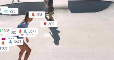 Bir grup arkadaş, yüzen sosyal medya simgeleriyle açık havada paten kayıyor. Macera, kentsel, enerjik, sportif, sosyal, enerjik, eğlenceli