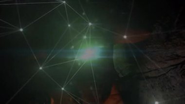 Karanlık mağara tünelini keşfeden, parlayan yeşil ışığı ve teknoloji ağını örten adam. Macera, keşif, yenilik, teknoloji, mistik, engebeli, aydınlatma