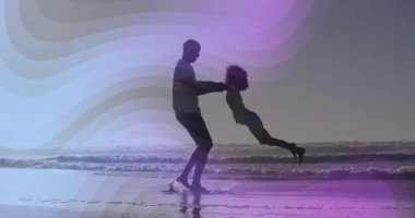 Siluetli baba, sahil kenarında sallanan kız çocuğu, mor dalgalarda sürüklenen teknoloji animasyonu. Aile, eğlence, açık hava, sanatsal, dinginlik, uyum, kaynaşma