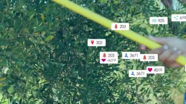 Bahçe tırmığı yeşil çalıları kesiyor, pazarlama için yüzen sosyal medya simgeleri sergiliyor. Doğa, teknoloji, dijital, açık hava, iletişim, yenilik, çevre dostu