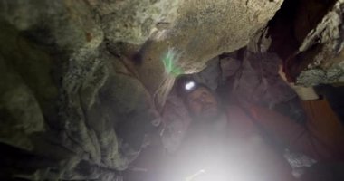 Fenerli bir kaşif yüzen çevresel CO geri dönüşüm simgelerini gösteren bir tünelde geziniyor. Mağara, keşif, teknoloji, sürdürülebilirlik, dayanıklı, macera, yeraltı