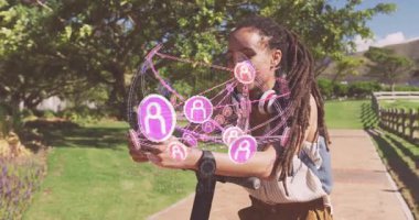 Mobilete yaslanmış bir kadın, dijital teknolojiyi birbirine bağlayan uçan holografik ağ ile akıllı telefon kullanıyor. Teknoloji, bağlantı, açık hava, yenilik, yaşam tarzı, modern, gençlik