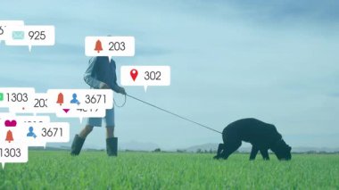 Yeşil alanda yürüyen orta yaşlı bir adam, yüzen sosyal medya pazarlama ikonları sergiliyor. Kırsal, tarım arazisi, kırsal, kırsal, dijital, teknoloji, açık hava