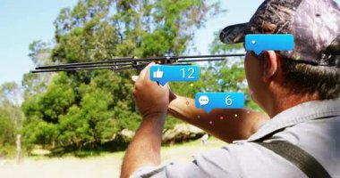 Sunlit alanındaki anten cihazını ayarlayan adam yüzen sosyal medya bilgilendirme simgeleri sergiliyor. Teknoloji, açık hava, manzara, bağlantı, iletişim, modern, yenilik