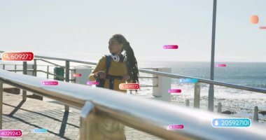 Deniz kenarında scooter süren bir kadın, yapay zeka arama etiketleri, teknoloji entegrasyonunu gösteren çan simgeleri. Macera, hareketlilik, teknoloji, kıyı, yaşam tarzı, kentsel, modern