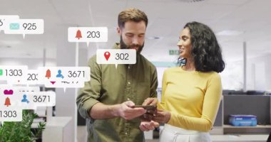 Tablet tutan bayan meslektaşım ve teknoloji ofisini gösteren erkek meslektaşım yüzen ikonlar gösteriyorlar. İşbirliği, iletişim, dijital, başlangıç, ağ oluşturma, modernlik, katılım