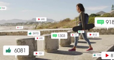 Elinde uzun tahta olan bir kadın tahta kaldırımda kürsüye çıkıp dijital pazarlama simgeleri sergiliyor. Plaj, kaykay, günlük, açık hava, boş zaman, yaşam tarzı, canlı