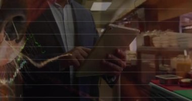 Kafe 'de profesyonel iş tableti bulundurmak, animasyon finans grafiği kaplaması göstermek. Finans, teknoloji, kurumsal, analitik, modern, kentsel, yenilik