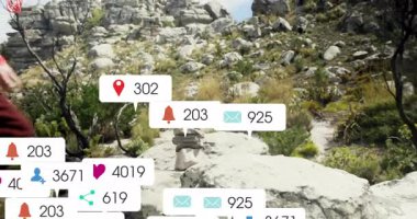 Erkek yürüyüşçü dağ yolunda kaya cairn inşa ediyor, animasyon seyahat pazarlama grafiklerini gösteriyor. Macera, keşif, engebeli, açık hava, dayanıklılık, vahşi yaşam, manzara