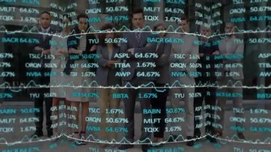Şirket meydanında çalışan iş adamları holografik hisse senedi grafikleri ve kalp pilleri tasarlıyorlar. Finans, teknoloji, takım çalışması, yenilik, modern, işbirliği, şirket