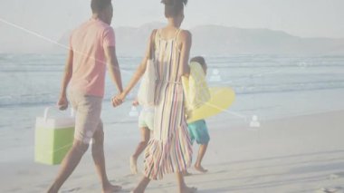 Kumsalda yürüyen, soğutucu taşıyan ve yüzen dijital teknoloji ikonları sergileyen bir çift. Romantik, boş zaman, açık hava, manzara, yaşam tarzı, bağlantı, modern