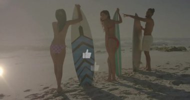 Üç sörfçü kumlu sahilde sörf tahtalarının üzerinde animasyon sağlık grafikleri sergiliyor. Macera, eğlence, yaşam tarzı, minimalist, canlı, açık hava, yoldaşlık