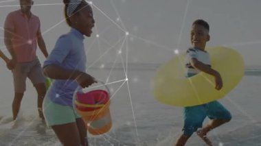 Plajda yürüyen bir çift serinletici, çanta ve havlu taşıyor, teknoloji ağı üst üste biniyor. Deniz manzarası, canlılık, eğlence, bağlantı, açık hava, gündelik, yaşam tarzı