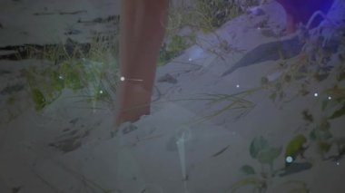 Çıplak ayaklar yumuşak beyaz kuma batıyor, dijital çizgiler ve kum tepecikleri ile düz tasarımı gösteriyor. Plaj, kum, ayakkabı, doğa, açık hava, rahatlama, minimalizm.