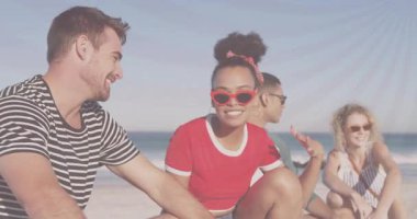 Arkadaşlar kumsalda oturmuş, animasyon ikonlar ve yüzen haritalarla seyahat verilerini araştırıyorlar. Neşeli, açık hava, canlı, boş zaman, bağlantı, rahatlama, manzara