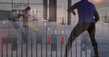 Sporcular animasyon verileriyle spor salonundaki neon konilerde top sürüyor. Sporcular, antrenmanlar, spor, spor, sanayi, çeviklik, kentsel