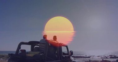 Kayalık sahil şeridindeki siyah jipte kollarını kaldıran iki adam güneş enerjisini güneş grafiğiyle öğretiyor. Macera, dostluk, eğlence, açık hava, coşku, keşif, rahatlama