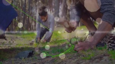 Çam ormanında yeşil çadır kazıklarını tahta çekiçle çekiçleyen adamlar, animasyon eğitim çizelgesini gösteriyorlar. Macera, kamp, açık hava, vahşi doğa, doğa, takım çalışması, keşif