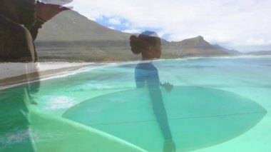 Sörf tahtalarını sığ sularda tutan sörfçüler, okyanus verileriyle animasyon teknolojisi dalga grafiklerini gösteriyorlar. Macera, açık hava, aktif, manzara, spor, keşif, eğlence