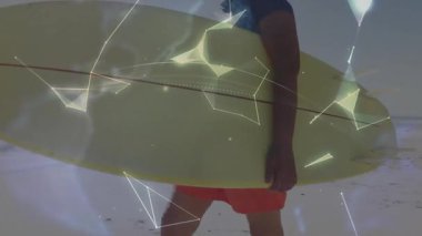 Sahilde sörf tahtası tutan kıdemli sörfçü holografik küreyi teknoloji için ağ hatlarıyla sunuyor. Klasik, ilham verici, fütüristik, sağlık, macera, açık hava, manzara