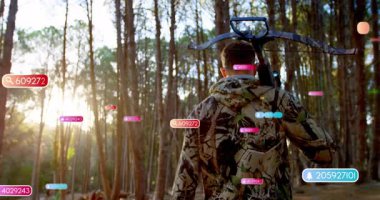 Avcı çam ormanlarında hareket eden yaylı tüfek taşıyor, yüzen AR teknolojisi ikonlarına bakıyor. Macera, vahşi doğa, teknoloji, açık hava, keşif, gizlilik, yenilik