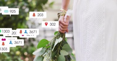 Dışarıda elinde yeşil okaliptüs buketi tutan bir kadın pazarlama için yüzen sosyal medya baloncukları gösteriyor. Doğa, yaşam tarzı, minimalizm, refah, açık hava, modern, canlı