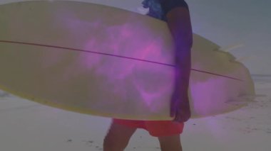 Kumlu plajda sörf tahtası tutan kadın, mor mercekli sağlık simgelerini gösteriyor. Macera, sağlık, aktif, açık hava, canlılık, doğa, spor