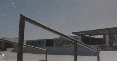 Kaykaycı bacakları kaykay parkında metal rayları öğütüyor, spor pazarlaması için animasyon veri örtüsü var. Extreme sporları, kentsel çevre, aksiyon, kaykay, sokak kültürü, atletizm, hareket