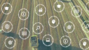 Sarı biçerdöver paralel biçilmiş satırlar üzerinde hareket ederek veri simgelerini düz dizaynla kaplıyor. Tarım, veri, teknoloji, analitik, kırsal, makine, kesinlik