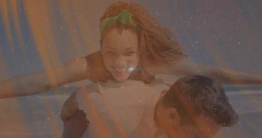 Romantik çift, yüzen kalp ikonları ve pazarlama grafikleriyle kumlu sahilde geziyor. Macera, neşe, eğlence, gençlik, arkadaşlık, canlı, açık hava