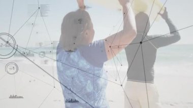 Çift sahilde sörf tahtası kaldırıyor, seyahat pazarlaması için animasyon dalga grafiği sergiliyor. Sahil, macera, tatil, eğlence, açık hava, canlı, aktif