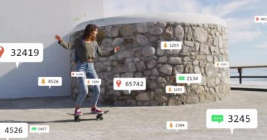 Kadın rıhtımda sosyal medya tebligat baloncuklarıyla etkileşim içinde, AR pazarlaması sergiliyor. Fütürist, dijital, bağlantı, teknoloji, açık hava, canlı, bağlılık