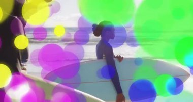 İki sörfçü kumlu sahilde sörf tahtası tutuyor ve animasyon ışıkları sağlığa teşvik ediyor. Macera, eğlence, coşku, özgürlük, gençlik, yaşam tarzı, açık hava