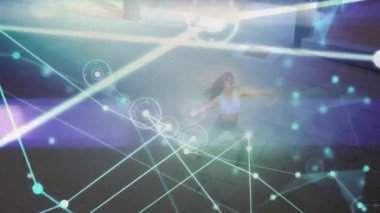 Kadın gece plazada dönüyor, teknoloji sunumu için animasyon holografik çizgiler gösteriyor. Gelecekçi, hareketli, dinamik, kentsel, teknoloji, soyut, gece hayatı