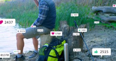 Göl kenarında bardaktan yudumlayan sakallı adam sosyal medya analiz ikonları gösteriyor. Doğa, açık hava, macera, eğlence, sükunet, yaşam tarzı, kırsal