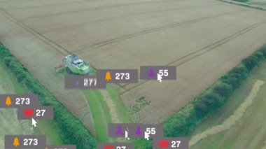 Hava sahnesinde altın buğday kesen hasatçıyı birleştirirken, yüzen sosyal simgeler ve ölçüler de yer alıyor. Tarım, tarım, makine, hava, üretkenlik, dijital, veri