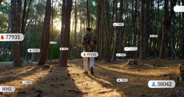 İHA operatörü gün batımında çam ormanlarında yüzen sosyal medya pazarlama rozetleriyle yürüyor. Doğa, macera, teknoloji, açık hava, minimalizm, bağlantı, seyahat tutkusu.