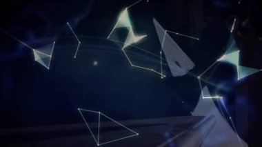 Platformdaki adam, ağ hatları ve işaret fişekleri olan bir teknoloji küresi tasarlıyor. Dijital, küresel, fütüristik, neon, siber, bağlantı, yüksek teknoloji