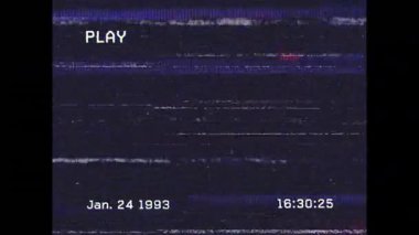 Retro VHS ekran, statik arıza çizgilerini kareyi doldururken, PLAY etiketini ve tarih damgasını gösterirken gösterir. Nostalji, dijital bozulma, bağbozumu, arıza sanatı, analog, çarpıtma, retro estetik