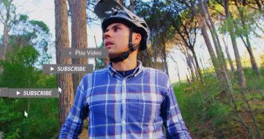 İçerik yaratıcısı çam ormanlarında vlog yapıyor, sosyal medya bilgilendirme simgelerini etrafında sergiliyor. Doğa, açık hava, macera, teknoloji, bağlantı, yaşam tarzı, keşif