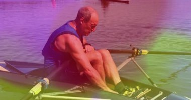Yaşlı erkek kürekçi sakin suda hareket ediyor. Animasyon fitness ölçümleri ve kalp ikonu gösteriyor. Sporcu, fitness, su sporları, açık hava, azim, dayanıklılık, spor