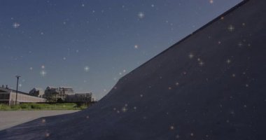 Kaykaycı, parlayan yıldız parıldayan teknolojisiyle beton rampada numara yapıyor. Kentsel, açık hava, modern, enerjik, canlı, sportif, gece vakti