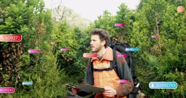 Erkek yürüyüşçü, yüzen teknoloji bildirim simgelerini içeren kağıt haritayla kayalık patikada geziniyor. Macera, keşif, doğa, teknoloji, açık hava, keşif, manzara