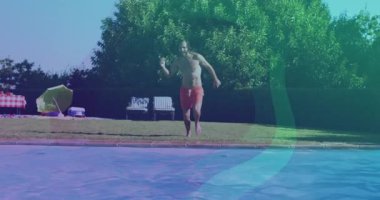 Tişörtsüz bir adam havuz kenarından atlıyor ve yüzen grafikle yaz pazarlama kavramı yaratıyor. Tatil, boş zaman, açık hava, aktivite, yaşam tarzı, canlı, enerjik