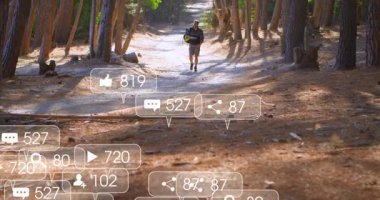 Ormanda yürüyen bir adam, yüzen sosyal medya simgelerini nişan sayısıyla gösteriyor. Macera, doğa, keşif, yürüyüş, açık hava, minimalist, dinginlik