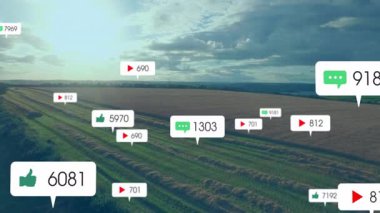 Düz tasarımla canlandırılan kırsal tarım arazileri yüzen sosyal medya simgeleri ve metrikleri sergiliyor. Tarım, manzara, dijital, teknoloji, üretkenlik, kırsal, hasat